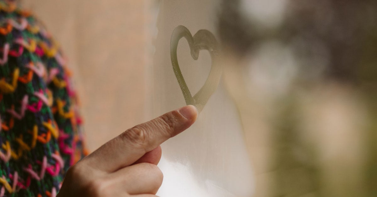 handdrawn-heart-on-window